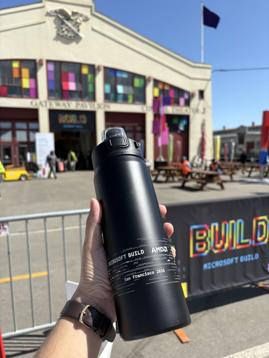 codewithsimon's tweet photo. Collected my badge for #MicrosoftBuild #MSBuild https://t.co/0reh0q4Mhg