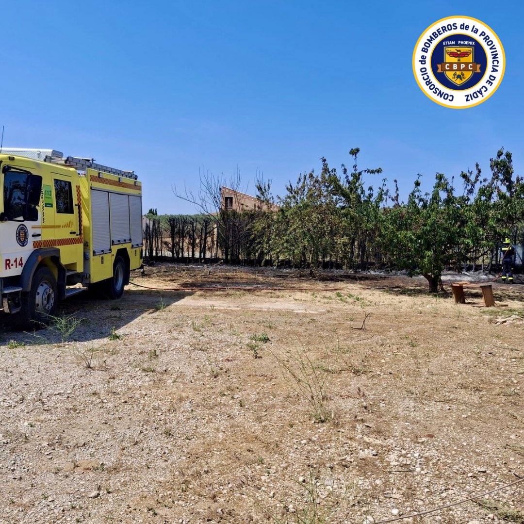 BomberosCbpc's tweet photo. 🗓️Lunes 01/06/26 ⏰15.30h - 17.00h
Salida del parque de #Olvera para extinguir un incendio de pastos y setos en una zona rural de La Manga, en #Setenil
Quedan afectados unos 4.000 m2 de superficie
Medios:
🧑🏼🚒2 efectivos
🚒1 vehículo: autobomba rural pesada (R-14)
#CBPC https://t.co/BJFPlZUlns