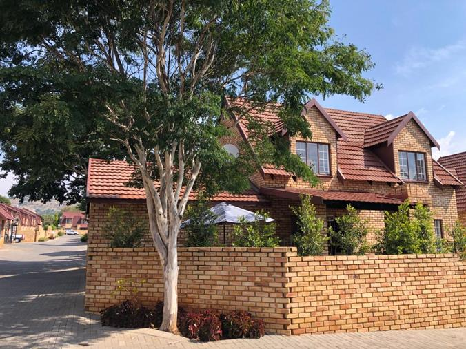 mlswest's tweet photo. 4 Bedroom Townhouse for Sale in Willowbrook, Roodepoort | R 1 600 000 🏡✨

https://t.co/YA1blBKsVS

#mlswest #property https://t.co/YskxlSONbz