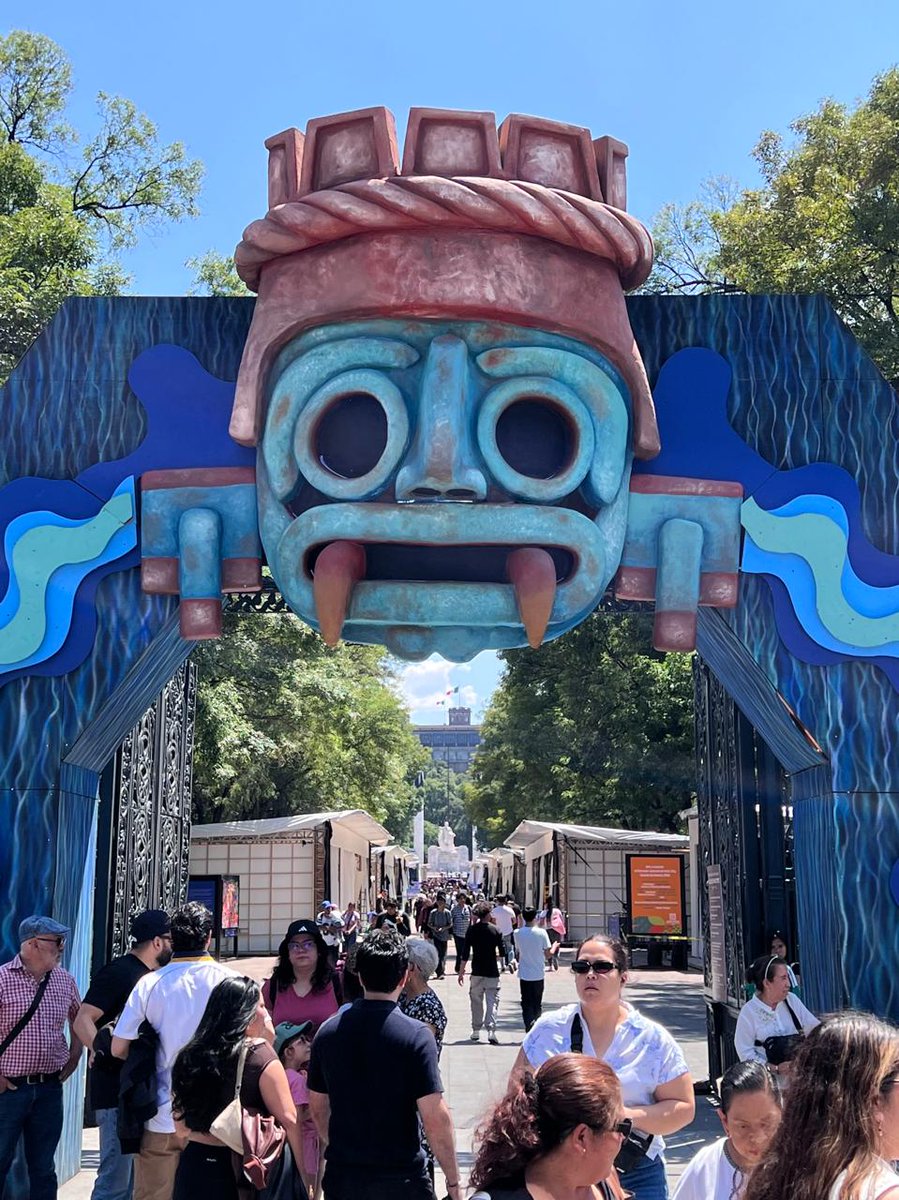 EmbaMexTT's tweet photo. Las calles de la Ciudad de México se iluminan con el fútbol en el arte, en espera del inicio de la Copa del Mundo. Al pasar la Puerts de los Leones del Bosque de Chapultepec, obras provenientes de los países participantes muestran lo universal que es este deporte https://t.co/RzhXSwepH3