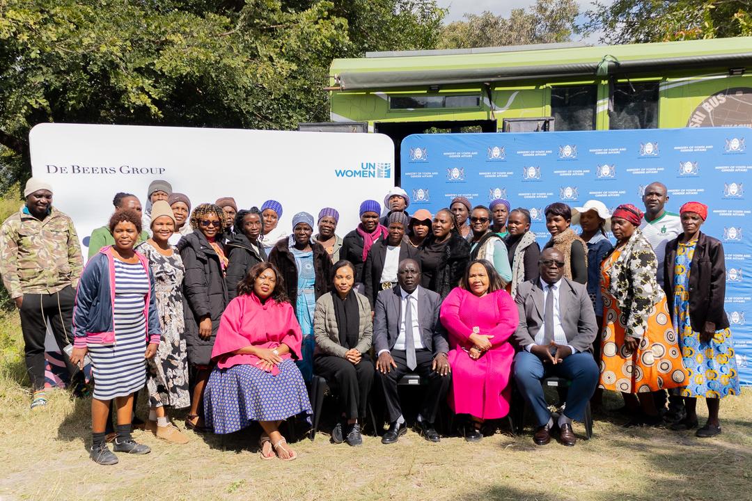 unwomenSA's tweet photo. When women lead in the business of agriculture, whole communities benefit. 🌱👩🏽‍🌾

 #EntreprenHER Climate-Smart Agriculture training is happeneing this week in Beetsha, Okavango Region 🇧🇼, in partnership with the Ministry of Youth &amp; Gender Affairs, supported by @debeersgroup. https://t.co/nyBACsHlLH