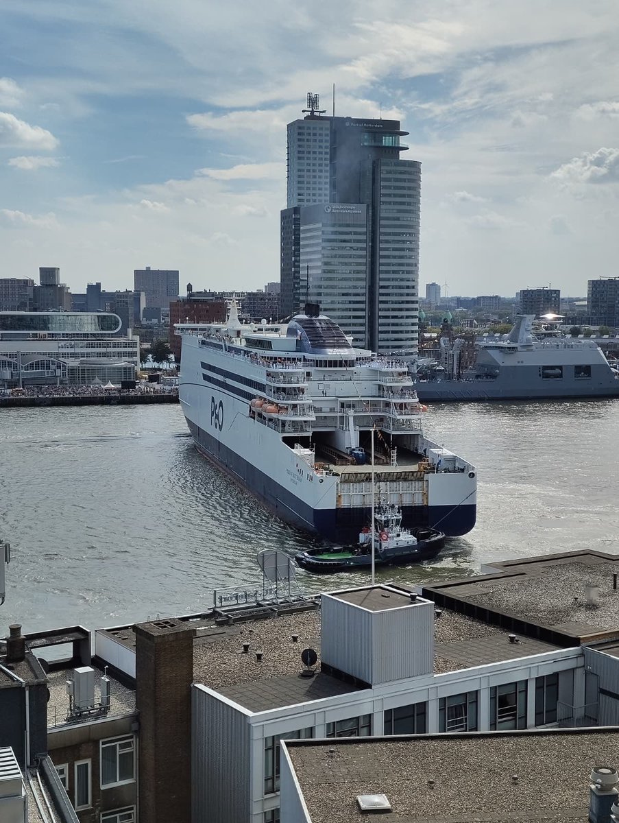 endemar2011's tweet photo. @OortArno Met de Havendagen in september gaf P&amp;O demonstratie rondje draaien We zaten eerste rang, 14 hoog https://t.co/WPl818CGQO