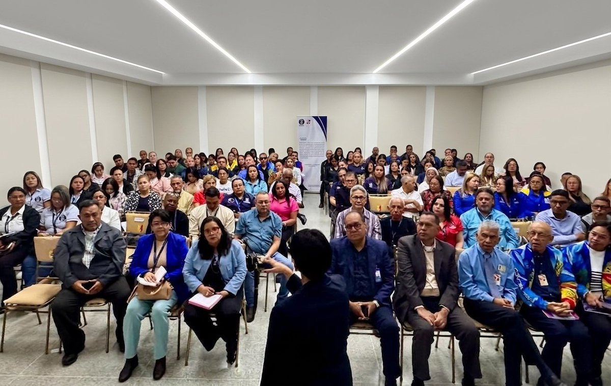 CGRVenezuela's tweet photo. #CGR | En un esfuerzo por elevar los estándares de eficiencia y transparencia en la administración pública, se llevó a cabo una jornada de capacitación titulada “Fortaleciendo las Capacidades Institucionales desde el Control Interno”, durante los días 27 y 28 de mayo. 

1/2 https://t.co/Uuy7b6UY5T