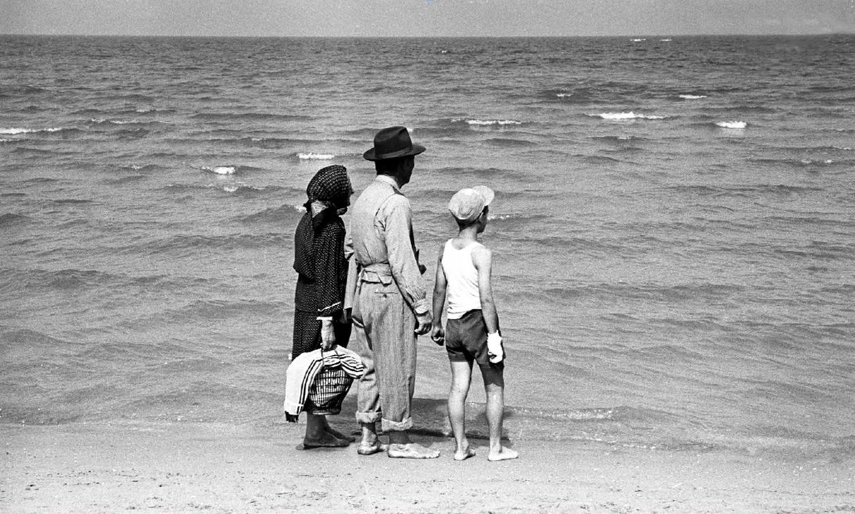 Sabina25537896's tweet photo. Paolo Di Paolo 📸
 La prima volta al mare, 1959 - Rimini. https://t.co/cv83CMou3l