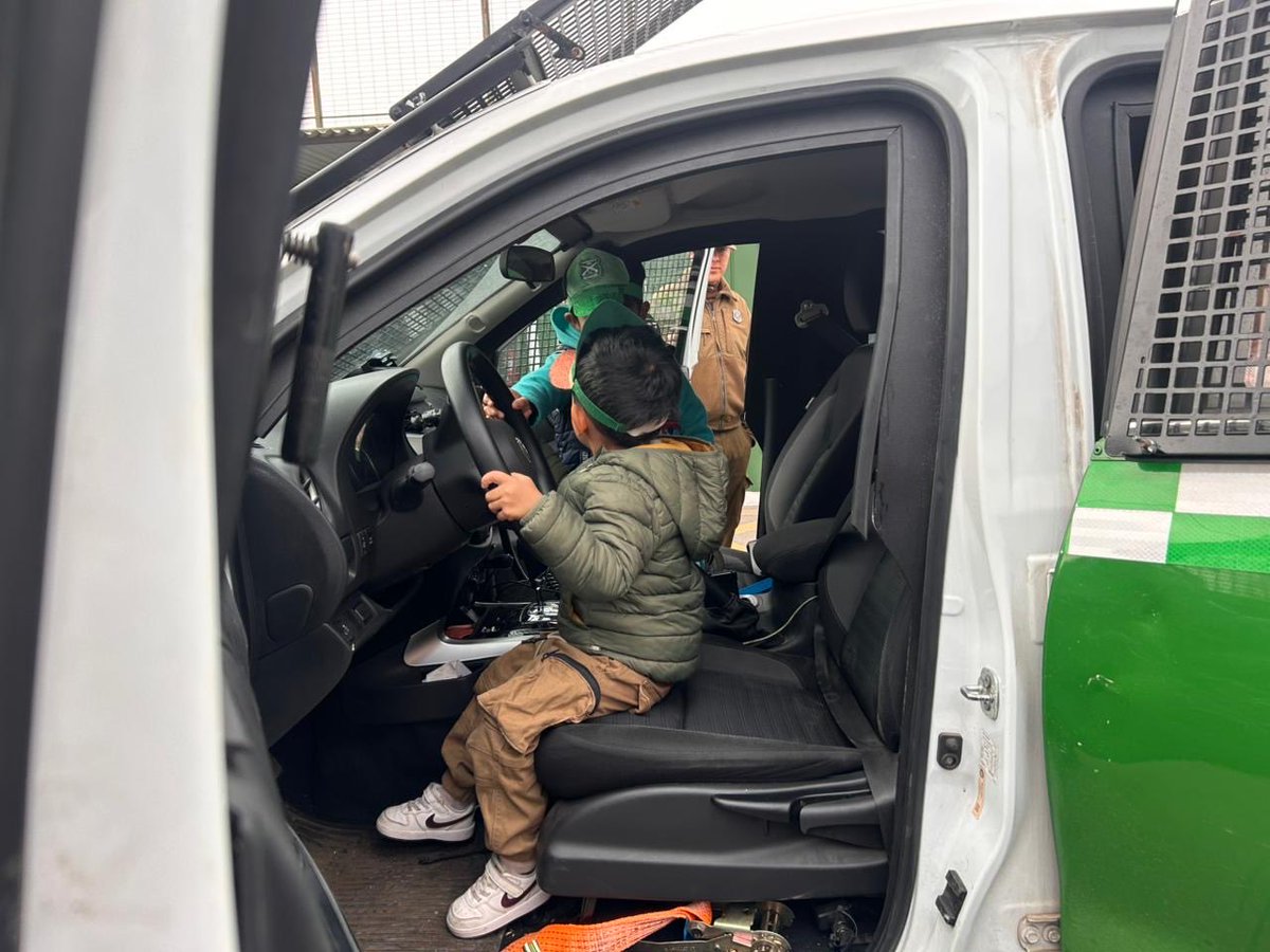 carabprmaipo's tweet photo. #Sanbernardo @CarabMicc de la 62 Comisaría San Bernardo recibieron la visita del jardín infantil Mujeres de Chile, quienes recorrieron la unidad y compartieron una entretenida jornada junto a nuestros Carabineros, fortaleciendo el vínculo con la comunidad educativa. #OrdenyPatria https://t.co/jFRrQsndkc