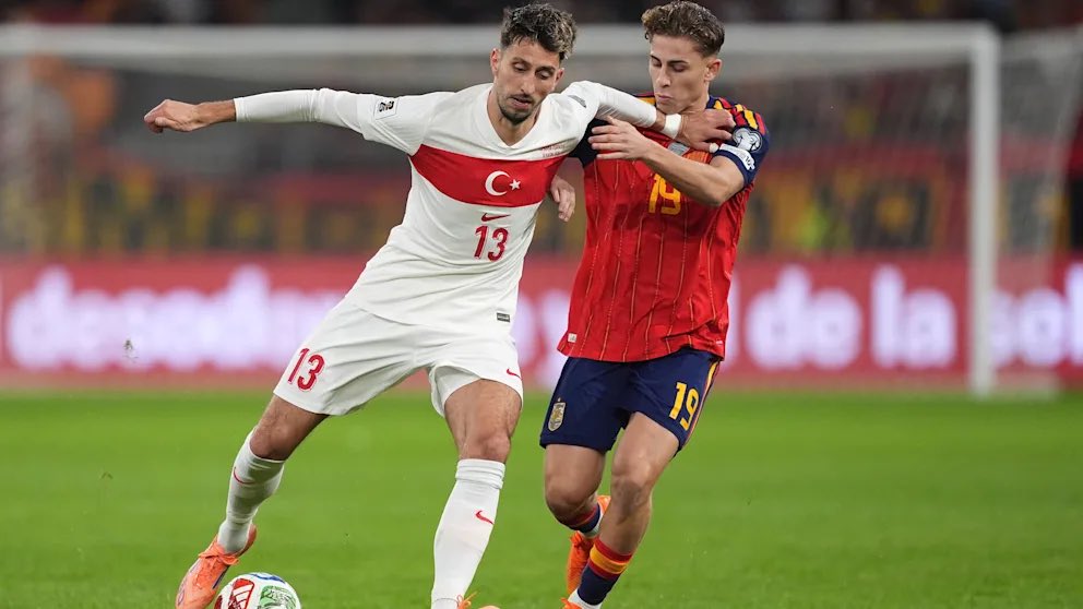 almanydnfutbol's tweet photo. 🤔 Atakan Karazor, bu sezon VfB Stuttgart formasıyla 44 resmi maçta kaptan olarak önemli bir rol üstlenmesine rağmen Türkiye’nin Dünya Kupası kadrosuna alınmadı. https://t.co/FKpGip37Lv