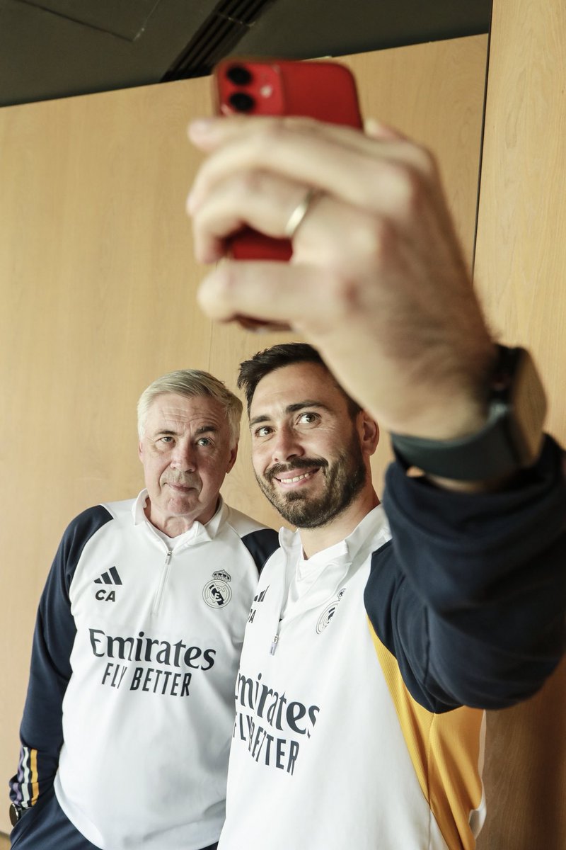ThymPinon's tweet photo. Anecdote sur le nouvel entraîneur du LOSC : un jour, à Madrid, en fin d’interview, on a demandé à Davide Ancelotti si son père pouvait passer dire un mot. « Allez ! » Il est allé le chercher et on a pu discuter tranquillement. Le tout a donné lieu à ce selfie et ce témoignage. https://t.co/sRqkdAi4MR