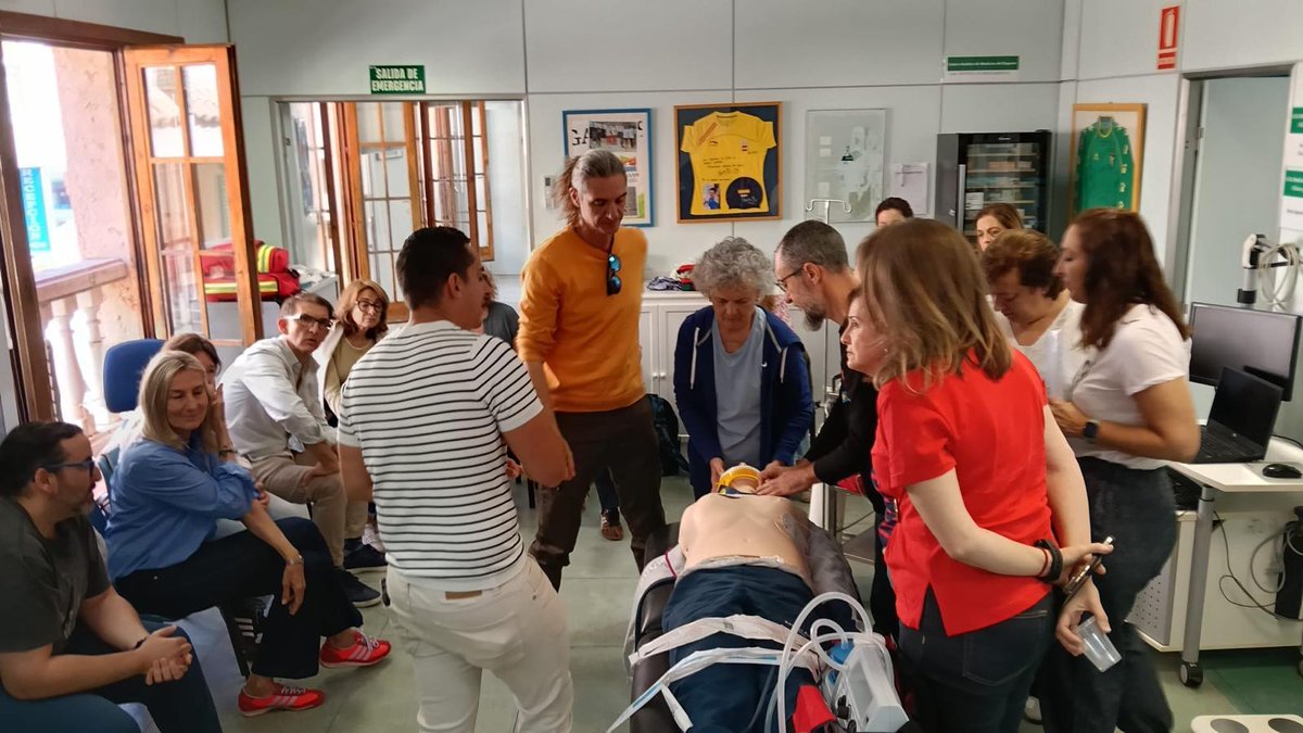 CAMD_info's tweet photo. 🚑El #CAMD celebró en Cádiz una 'Formación en Situaciones de Urgencias y Emergencias en el Ámbito Deportivo. RCP y Abordaje de Vías', con la participación de 23 de sus profesionales. Hubo talleres prácticos de #RCP, manejo de vías aéreas y simulación de emergencias deportivas. https://t.co/wkjMwygeuL