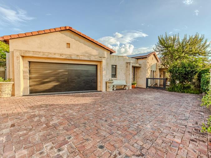 mlswest's tweet photo. 3 Bedroom House for Sale in Avianto Estate, Krugersdorp | R 4 250 000 🏡✨

https://t.co/Mn4d5eTwNr

#mlswest #property https://t.co/TyxAvEz2Ip