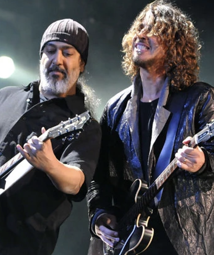 CasitaTerrock's tweet photo. 💿🎵 Trabaja #Soundgarden en álbum póstumo con voces grabadas por #ChrisCornell antes de su fallecimiento en 2017.
Aún sin fecha de lanzamiento, honrará la memoria de su recordado vocalista. https://t.co/zx6TJHI2VD