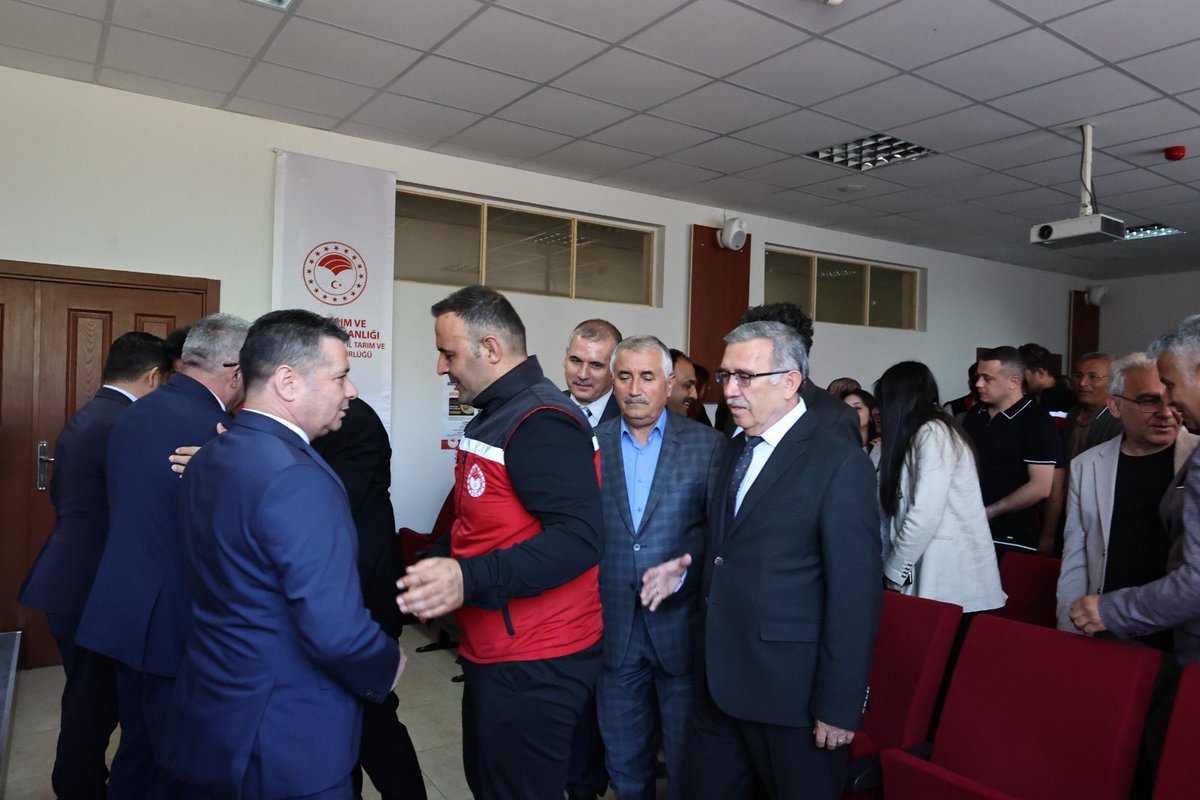 nevsehiriltarim's tweet photo. Kurban Bayramı’nın ardından ilk mesai gününde Nevşehir İl Tarım ve Orman Müdürlüğünde geleneksel bayramlaşma programı gerçekleştirildi.

İl Müdürü Özgür Memiş’in katılımıyla düzenlenen programa müdür yardımcıları, şube müdürleri ve kurum personeli iştirak etti. https://t.co/o4TzBPmn1s