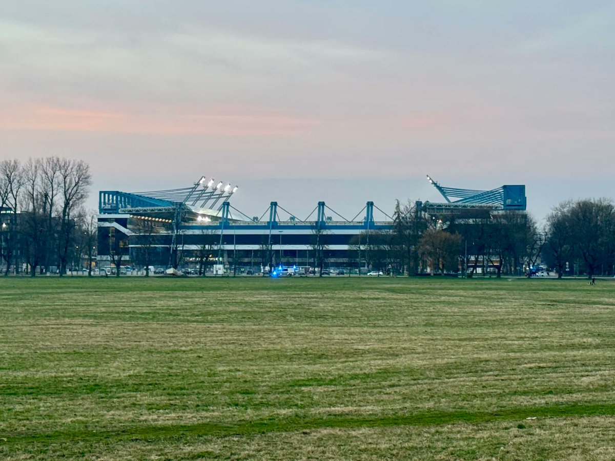 R_Jaskot's tweet photo. Stadion Wisły to z dwóch stron – od Parku Jordana oraz Błoń, pod względem historii, najlepiej położony stadion w Polsce. Niestety, podchodząc bliżej, trudno uwierzyć do jakiej degradacji tu dopuszczono. Dookoła bloki, akademik, hotel. Betonoza kłuje w oczy. https://t.co/PpG7JbVMMD