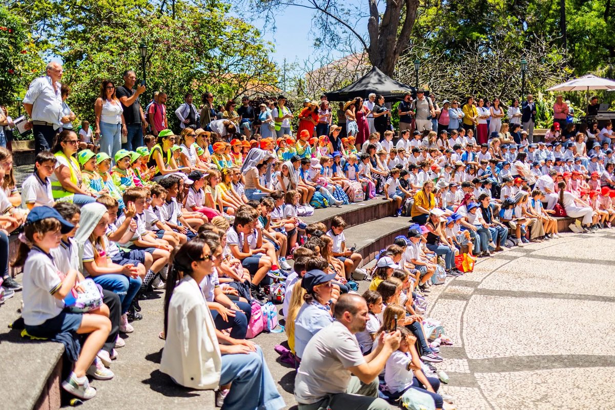 munfunchal's tweet photo. Funchal celebra Dia da Criança no Auditório do Jardim Municipal com 600 crianças. Esta  iniciativa contou com  a presença do presidente da autarquia e da vereadora com os pelouros da Educação e Juventude, Jorge Carvalho e Helena Leal, respectivamente. https://t.co/mEnqVr9H17