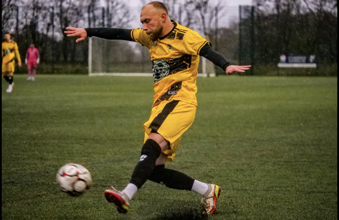 AdieCant03's tweet photo. Right who wants the best left back at step 4, 5 &amp; 6 then. Back fit, spoke to a few clubs, couple numptys, couple interesting ones. Open for chats👊🏼 https://t.co/OonSrwhbTQ