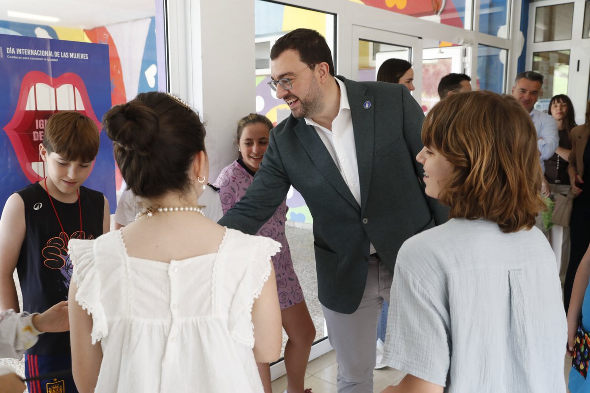 GobAsturias's tweet photo. ✔️El presidente @AdrianBarbon ha visitado el colegio de #Martimporra, en #Bimenes, donde ha compartido con el alumnado el almuerzo de hoy, jornada en la que el @GobAsturias ha puesto en marcha el servicio de comedor escolar en el mes de  junio para facilitar la conciliación familiar.