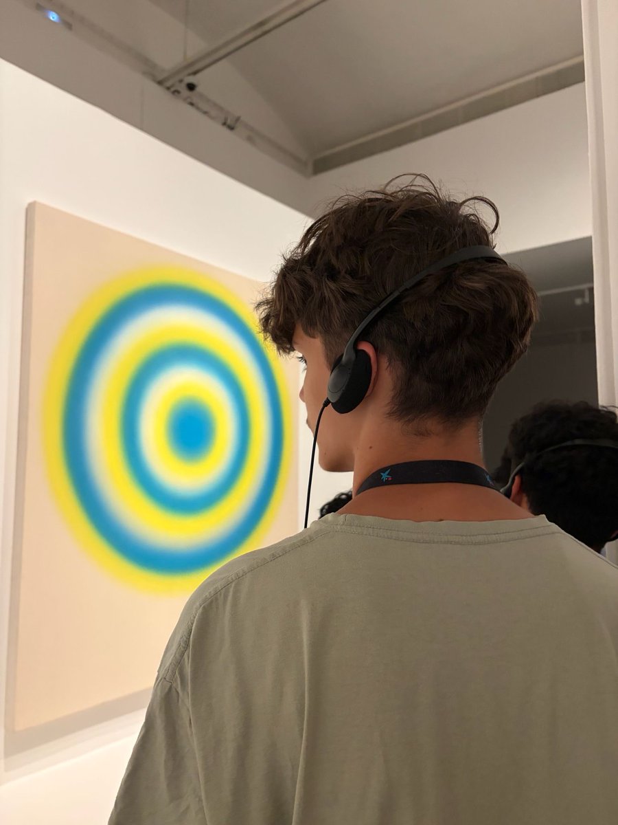 InstitutSants's tweet photo. 📸 Canviant la mirada! Els alumnes de 3r d'ESO E han canviat les aules per l'art amb una visita a “Explorant unes altres maneres de veure” al @CaixaForum_CAT . 🖼️Una gran jornada per fomentar el pensament crític i l'aprenentatge vivencial. Felicitats a tots! 👏✨ #Educació #Art https://t.co/Ga4O94JhtH