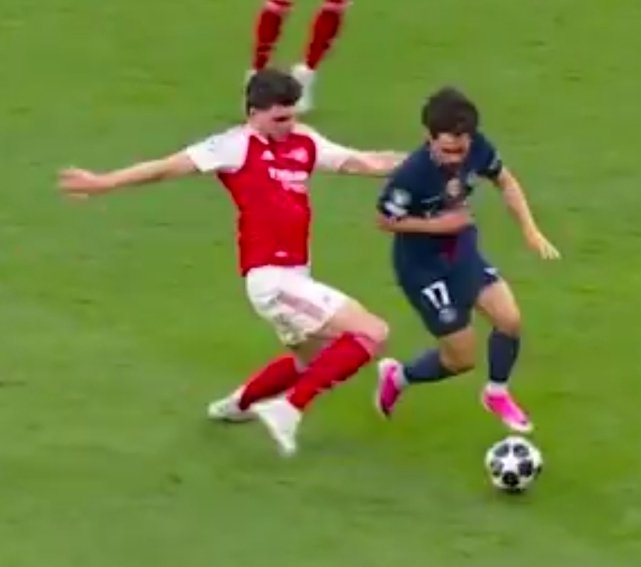 BisCaptain's tweet photo. Vithina saute sur la jambe de Rice au risque de le blesser et après s'accroche à l'autre jambe...

C'est une finale de CM2 ou de LDC 😂 https://t.co/FtJB02sURm