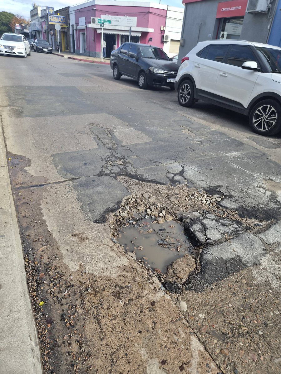 MolinariNaty's tweet photo. Nada describe mejor la gestión del FA en Canelones que esta imagen: pozo con agua, varillas sobresaliendo y una calle destruida, frente a un local del FA, en plena calle principal de la capital canaria calle33.
¿Esta es la ciudad que merecemos? ¿Qué opinan los vecinos? #Canelones https://t.co/bG0wilVzR5