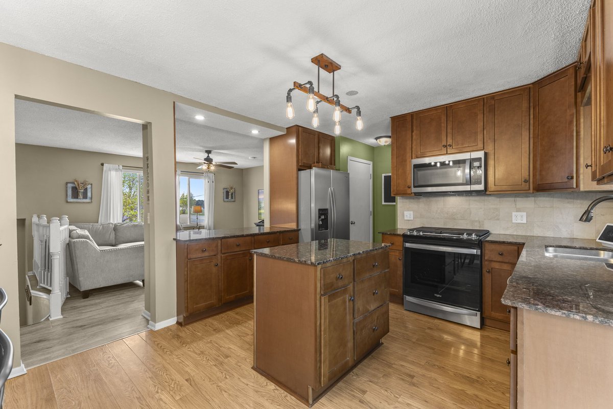 VG_EdgeRealty's tweet photo. 📍 7501 82nd Ave N  | Brooklyn Park, MN
🛏  4 Bed
🛁 2 Bath
📐 1,609 Fin. Sq. Ft.
🌳 .30 Acres
🎓 Osseo Schools
💰 $379,900

📄 Details: https://t.co/drscQ8CICV

☎️ Call 763.360.7769 for more information https://t.co/VKHpAcxUbu