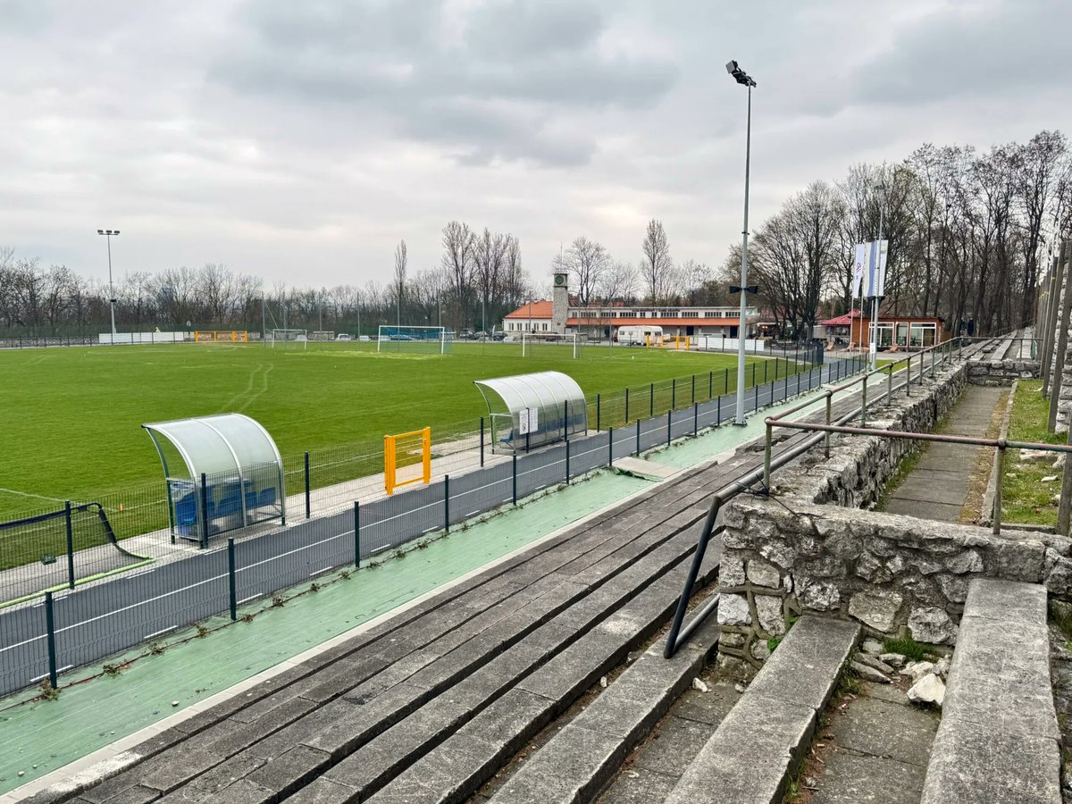 R_Jaskot's tweet photo. Do tego pięknie położony stadion Korony (Kabla), tramwajowe krzesełka na Tramwaju, Nadwiślan z widokiem na Wawel i to cudo z Wieczystej. I kilka innych.
Polecam całość: https://t.co/ofJZZCTeAV https://t.co/kPKs7cRXIc
