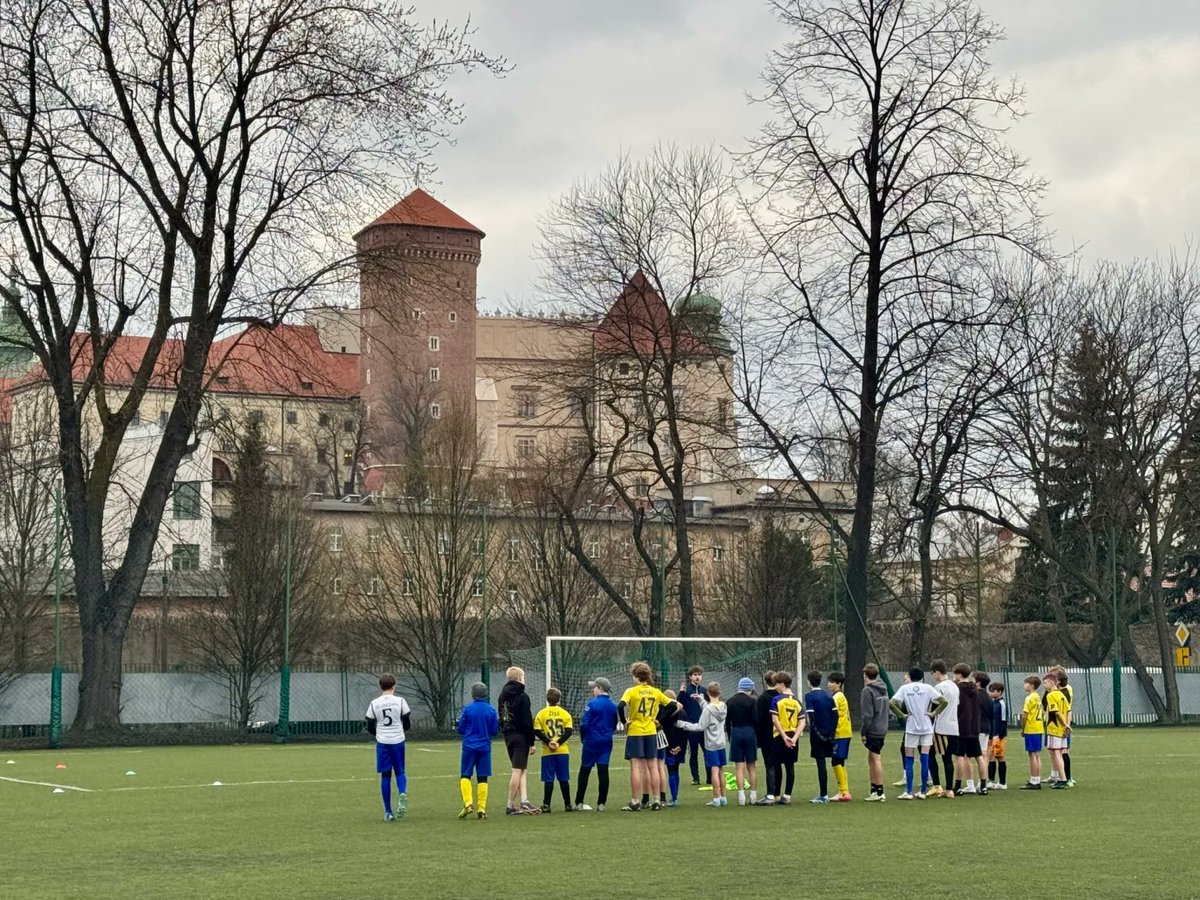 R_Jaskot's tweet photo. Do tego pięknie położony stadion Korony (Kabla), tramwajowe krzesełka na Tramwaju, Nadwiślan z widokiem na Wawel i to cudo z Wieczystej. I kilka innych.
Polecam całość: https://t.co/ofJZZCTeAV https://t.co/kPKs7cRXIc