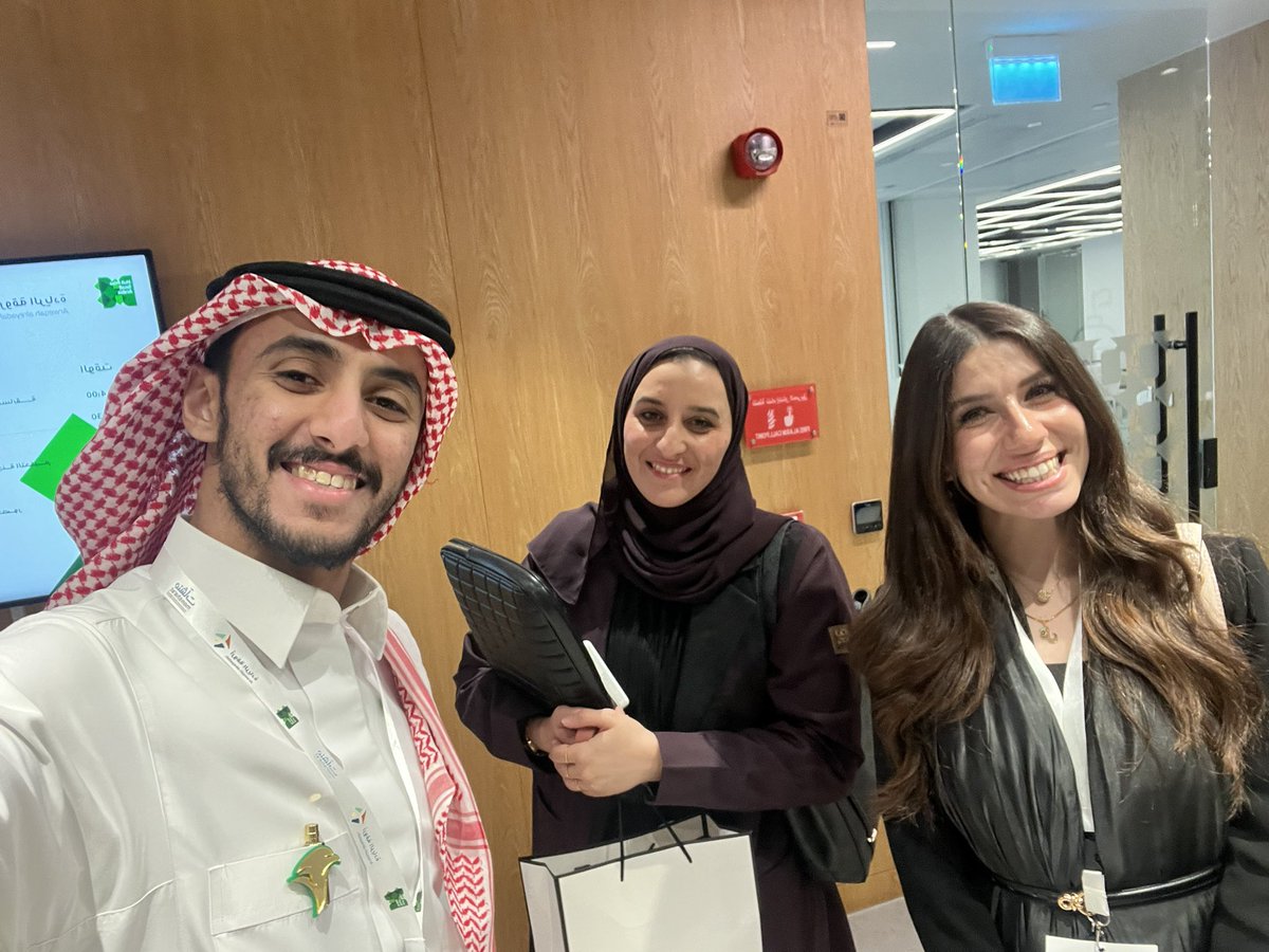 MAlkhorayef's tweet photo. شرف وفخر نتنافس لتمثيل المملكة عالمياً 🇸🇦🌎 من بين 17الف شركات جامعية تنافسنا في الأثر والاستدامة والربحية.

ماراح تستغربون اذا قلت تدربنا قبلها بيومين على ان مسابقة @hultprize تعتبر مسابقة عالمية مدعومة من @UNCTAD.

بس لاننا مابدينا في نسر @nsrcomsa 🦅 الا واحنا مؤمنين بالأثر والربحية فاكنا جاهزين بالفطرة والعقلية، وهذا اللي انعكس على أرقامنا وانجازاتنا،

والحمدلله تأهلنا ضمن 2000 شركة حول العالم وبإذن الله عقبال نتأهل ونمثل المملكة خير تمثيل 🇸🇦

وفي نهاية اليوم سعدت بلقاء فريق المسابقة العظيم خلف الكواليس بقيادة رئيسة Yana Dabaghie تمكين رواد الأعمال الشباب في الشرق الأوسط.

شكراً فريق @MonshaatSA الاخت ريما الحماد على حرصها واهتمامها واتاحة الفرصة.

واكيد ما انسى اشكر فريق نسر الخارقين اخوي وشريكي @MuhAlkhorayef وزميلتي غلا السبيعي على تدريبهم وعرضهم معي.

 #السياحة اليوم هي اول المستهدفات وأضخمها ومع نسر نعظم منفعتها بتمكين شبابنا ومنشآتنا 🇸🇦

#ريادة_الأعمال #السياحة_السعودية #رؤية_السعودية_2030