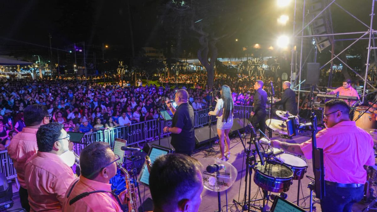 TechitoBruce's tweet photo. Vecinos, así culminó el 88.° Festival de la Vendimia Surcana, con una última jornada junto a la Banda Municipal, Festiva Orquesta, Lalo Pisconte y Fallo Muñoz. 🍇🎶

Gracias a todos los vecinos y visitantes que fueron parte de esta gran celebración que nos llena de orgullo. 

#SurcoEstáMejorYSeNota #SurcoEsTradición #CarlosBruce #TechitoBruce