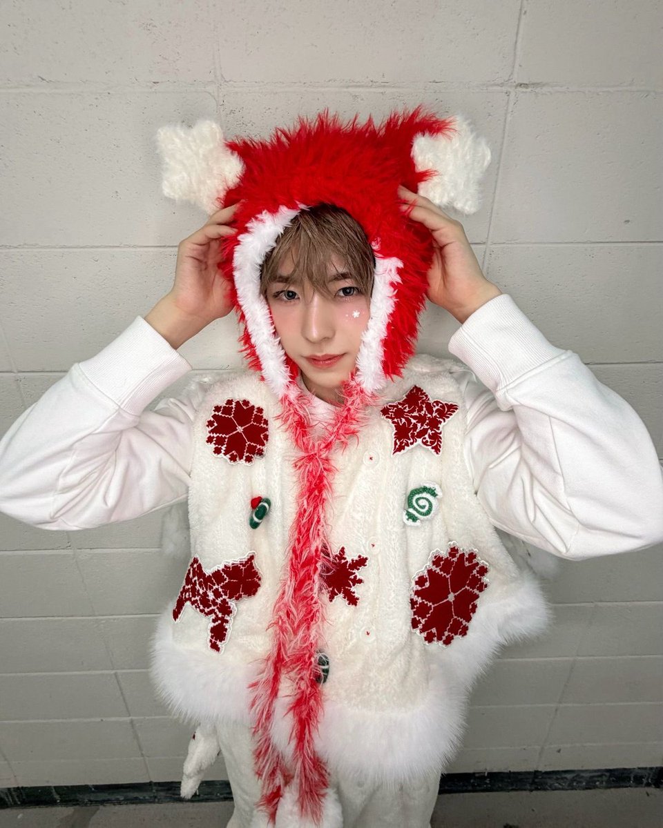003cyn's tweet photo. the idol                 vs.                    the photocard https://t.co/r5CAOwohHj