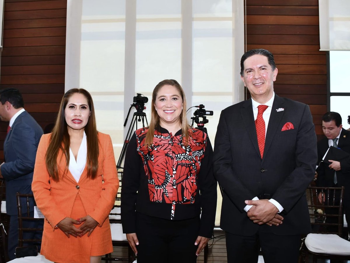 Anaamunizneyra's tweet photo. Agradezco al presidente de la @CODHEM, @VDPombudsperson, y a su equipo de trabajo, la disposición para fortalecer la coordinación institucional en favor de las y los atenquenses.

Esta mañana firmamos un convenio de colaboración entre la #CODHEM y el @SanMateoAGob, que nos permitirá continuar fortaleciendo la capacitación de las y los servidores públicos, la promoción de los derechos humanos y la atención cercana a nuestra ciudadanía.