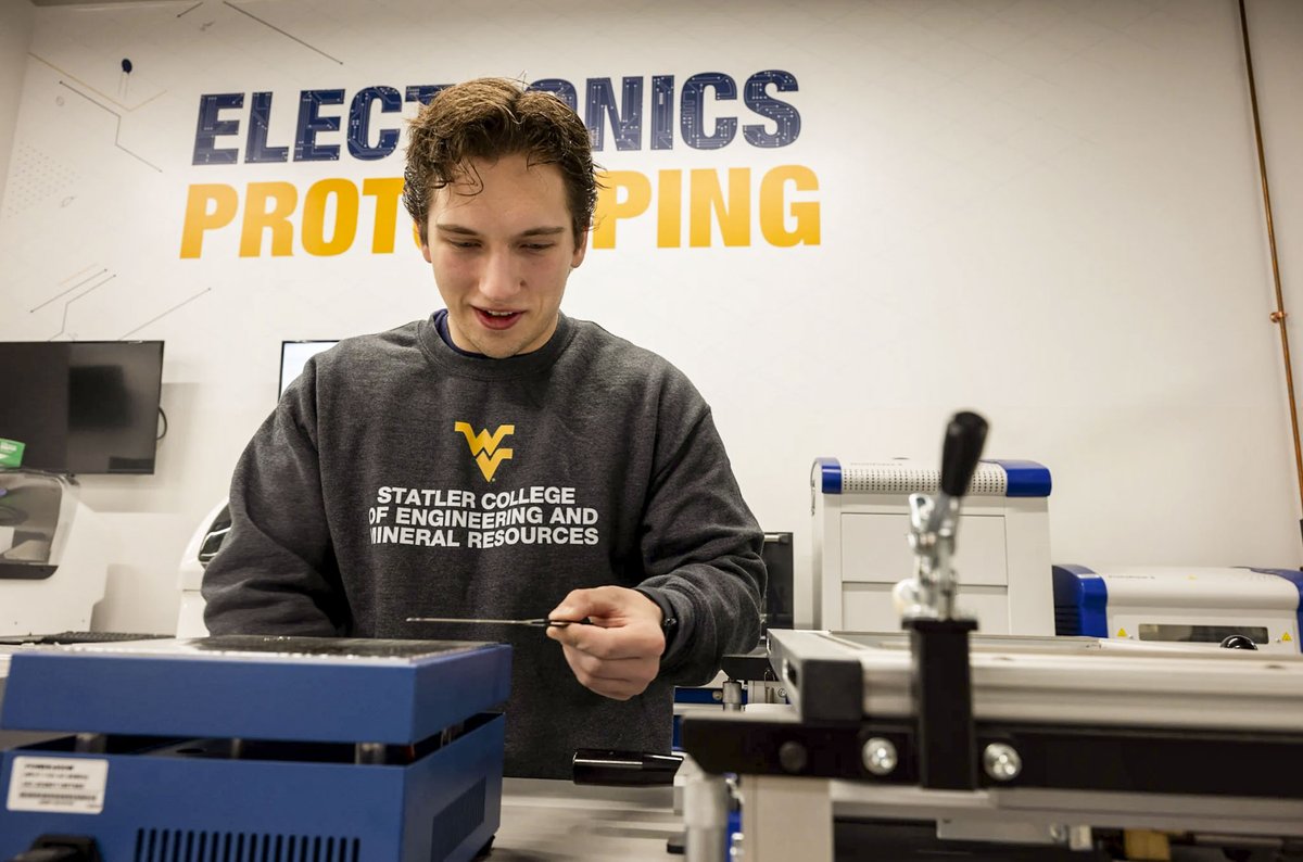 WVUStudentLife's tweet photo. Zach Taylor is deeply curious about electrical engineering.🧠💡For this WVU Senior, all signals say go.🚦Read more about his story at https://t.co/6JNajwvGTi https://t.co/S6N7BMHwAY