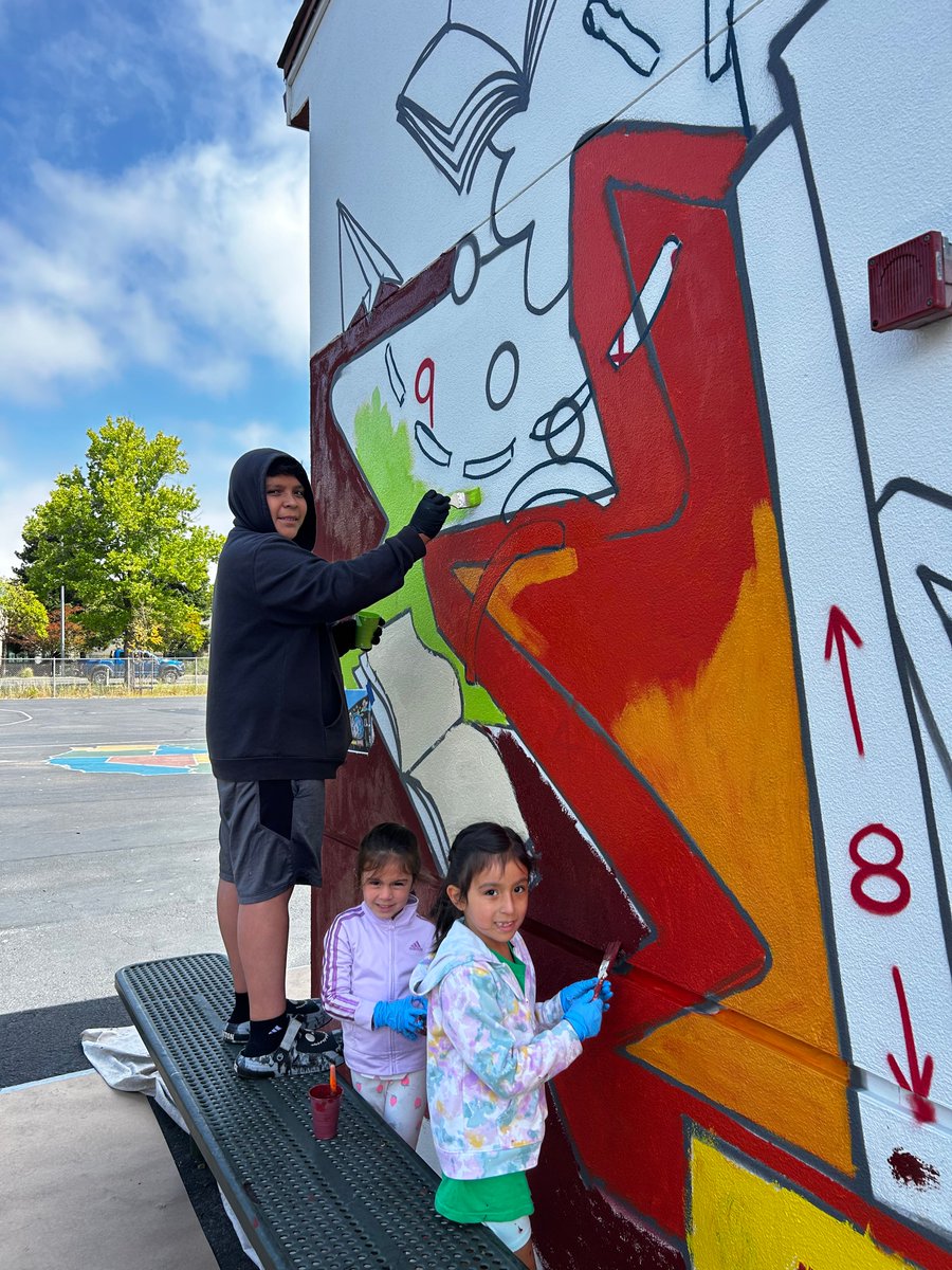 WCCUSD's tweet photo. 🎨✨ Hundreds of students, families, staff, and community members came together for Washington Elementary’s first Mural Day! Led by muralist Richard Salazar and team, volunteers helped create vibrant murals celebrating community, creativity, and school pride. 💙 #WCCUSD https://t.co/ZMcIiA9tSx