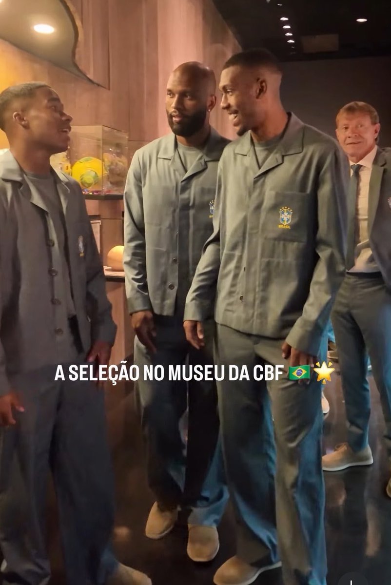 realmilgrauu's tweet photo. Rapaziada

Que roupa é essa que os jogadores da seleção Brasileira estão usando? https://t.co/hoLuDjlXbj