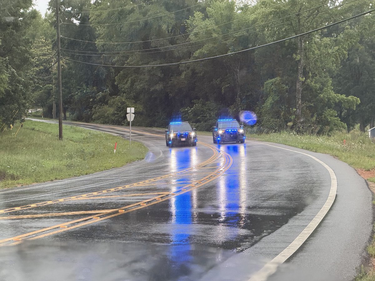 BradyTalbert's tweet photo. RIGHT NOW: Calera Police blocking Spring Creek Road near the intersection of County Road 84. Downed trees are the problem here, and near County Road 22/Smokey Road. Police reporting downed lines across the city. Be safe! 

@WBRCnews @CaleraPolice https://t.co/ck3URvROKd