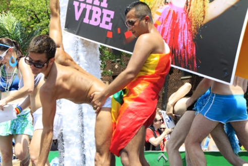 vanielmage's tweet photo. @JennaTheFoxGirl @goddessraeluv @PopBase pRiDe PaRaDeS dOnT hAvE nUdItY aNd SeXuAl ThEmEs!!!!!!

Meanwhile..... https://t.co/0jdX6qNhPw