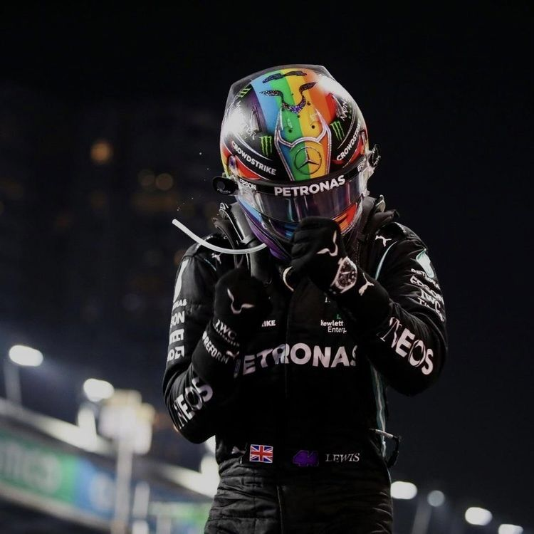 lewsinner's tweet photo. Lewis Hamilton en el sprint final de 2021 fue el mejor piloto que vieron los ojos humanos

El casco, el W12, la desventaja de puntos, el favoritismo de la FIA, la tension que se vivia, todo formo parte

El "Hammer Time" en su maximo esplendor 🔨🐐 https://t.co/cFqEO7JKQ3
