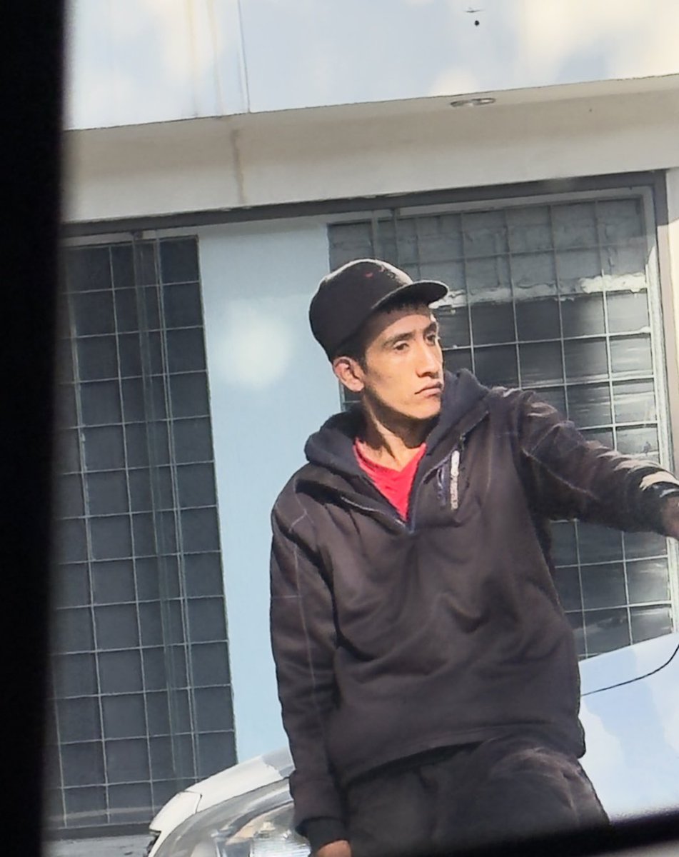 wendigo1977's tweet photo. Pedimos apoyo @SSC_CDMX @OVIALCDMX @AlessandraRdlv @AlcCuauhtemocMx para quitar a este franelero que apareció de la nada y que si no le das $$ te raya el carro o te amenaza con que algo le pasara a tu carro,  está en sadi carnot 13 col san Rafael https://t.co/ptW1Z9elSg