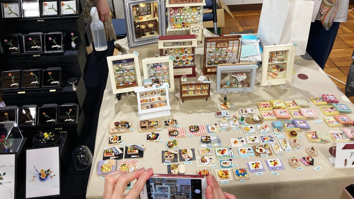 event_checker's tweet photo. 7/11-12
浅草で
「東京ドールハウス・
ミニチュアショウ」開催🏠

国内外の作家による
精巧な“小さな世界”が集結

・ドールハウス
・ミニチュア家具
・食器
・ジオラマ
・関連ホビーも勢ぞろい

無料フロアあり

→ https://t.co/f4Jbeg8LEj https://t.co/lcsIKXxomc