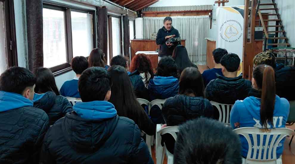 lu5cba's tweet photo. 📡📚 Recibimos con gran alegría a los estudiantes del Instituto Medalla Milagrosa.

Durante la visita recorrieron nuestras instalaciones, conocieron equipos, antenas y aprendieron sobre la historia y la importancia de la radioafición como herramienta de comunicación y aprendizaje https://t.co/iRBRVT6YJh