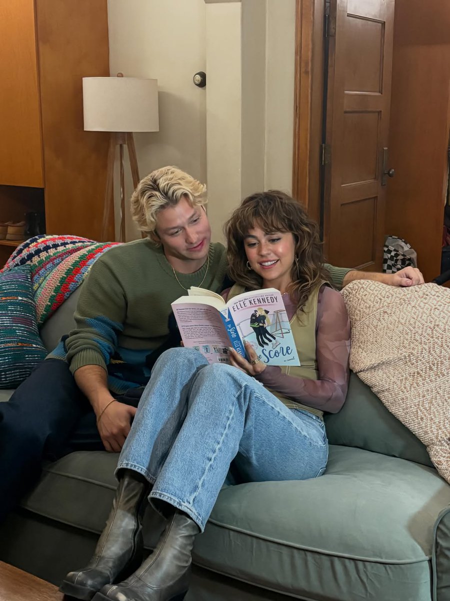 acervodeanallie's tweet photo. "The Score nunca esteve tão bom. Obrigada, Stephen Kalyn e Mika Abdalla, por amarem Dean e Allie, e darem vida a eles de forma tão perfeita." — Elle Kennedy 

Eles caíram do livro 🥹💘 https://t.co/1dWAmZiq8b