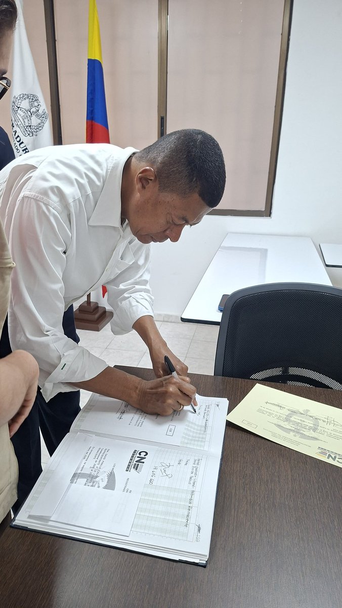 ProfeGonzalezH's tweet photo. En medio del ajetreo, no había ido a reclamar mi certificado electoral que me respalda, oficialmente, como Representante a la Cámara re-electo. 

Este momento especial lo compartí con @CarlosHernanRN, a quien le expreso todo mi cariño y gratitud por ese apoyo incondicional durante esta campaña. Que Dios siga bendiciendo su camino en ascenso en la vida política, un hombre noble que seguirá en el servicio a la ciudadanía. 

A todos y cada uno de los vallecaucanos que me dieron su voto de confianza para seguir trabajando por ustedes, por este hermoso departamento y por Colombia, gracias. 

Así como llevamos en alto el nombre del Valle en este primer periodo, no les quepa duda de que así será en este segundo periodo que, esperamos, traiga muchos más logros en favor de la educación y las oportunidades para todos.