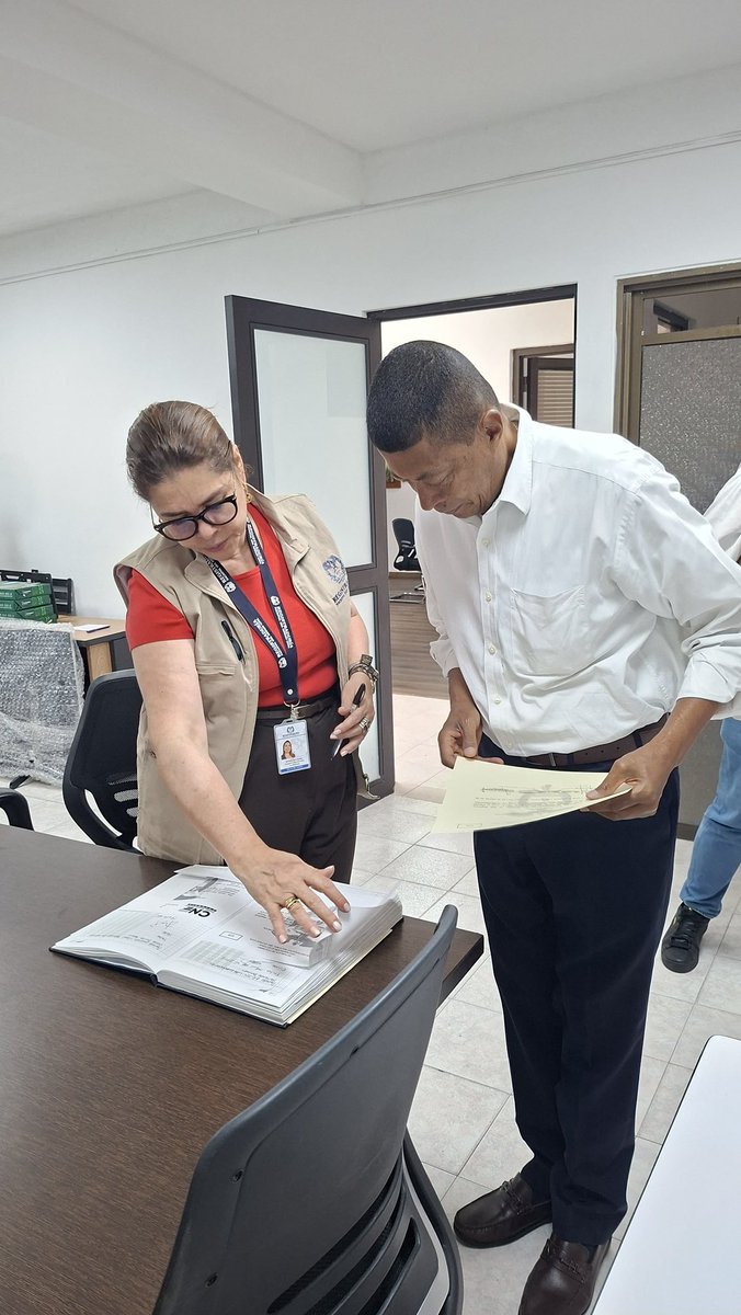 ProfeGonzalezH's tweet photo. En medio del ajetreo, no había ido a reclamar mi certificado electoral que me respalda, oficialmente, como Representante a la Cámara re-electo. 

Este momento especial lo compartí con @CarlosHernanRN, a quien le expreso todo mi cariño y gratitud por ese apoyo incondicional durante esta campaña. Que Dios siga bendiciendo su camino en ascenso en la vida política, un hombre noble que seguirá en el servicio a la ciudadanía. 

A todos y cada uno de los vallecaucanos que me dieron su voto de confianza para seguir trabajando por ustedes, por este hermoso departamento y por Colombia, gracias. 

Así como llevamos en alto el nombre del Valle en este primer periodo, no les quepa duda de que así será en este segundo periodo que, esperamos, traiga muchos más logros en favor de la educación y las oportunidades para todos.