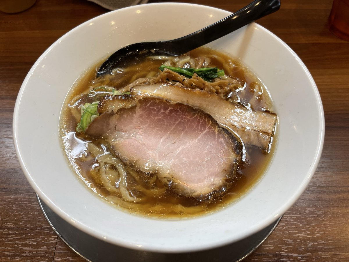 AlfaMahjong's tweet photo. おはようございます☀

先日行ったラーメン屋、ネットで見つけた高評価のお店。お店の方針は独特で

「普通のラーメン屋でいたいのであまり並ばないようお願いします」

丁寧な作りのラーメンはとてもおいしかったです

それではいい一日を🍀 https://t.co/e6ircpbSml