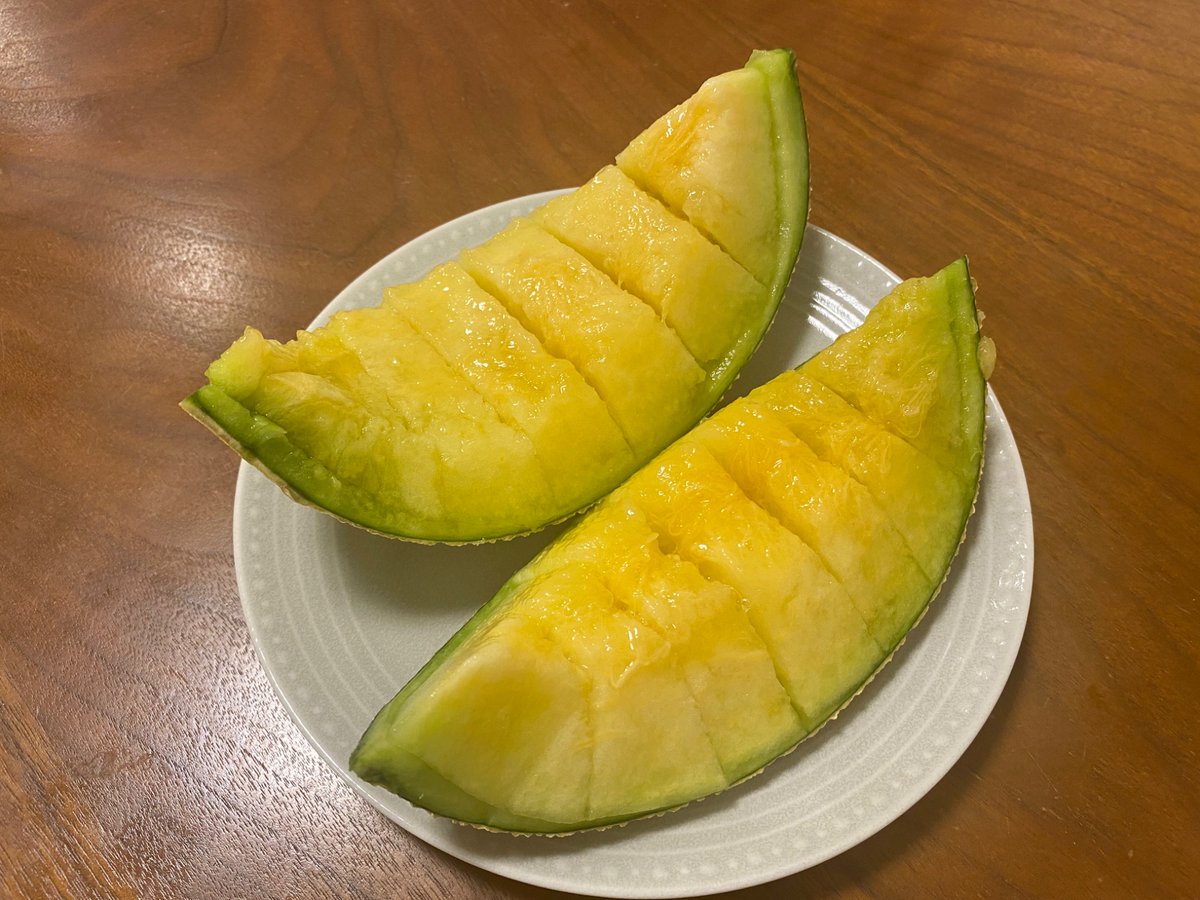 pisyon_'s tweet photo. 義実家から愛媛産メロンを1玉もらい、追熟が終わったので夫と食べたんだけど
あまりにも美味すぎて｢食べるジュースじゃん｣｢桃源郷で採れるやつ｣｢美味さがトンカツとかの類｣｢脳に直接届く｣｢口に入れた瞬間目の前がパチンコの激アツ演出になる｣等、滝のように褒め倒した https://t.co/TUcKUZ58Us