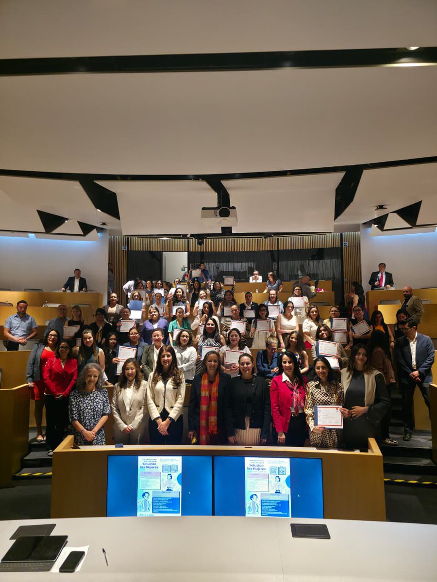 FacMedicinaUNAM's tweet photo. "Esta es una acción afirmativa que busca impulsar y fortalecer el liderazgo de ese grupo de 48 mujeres médicas que son profesoras de pregrado y posgrado de nuestra Facultad de Medicina y que tienen un gran compromiso por su profesión y el impulso a la igualdad sustantiva", Dra. @anacsepulveda_v en la Ceremonia de Graduación de la 1a generación del Programa de Formación de Liderazgos de Mujeres Médicas FacMed-Aúna-Roche.