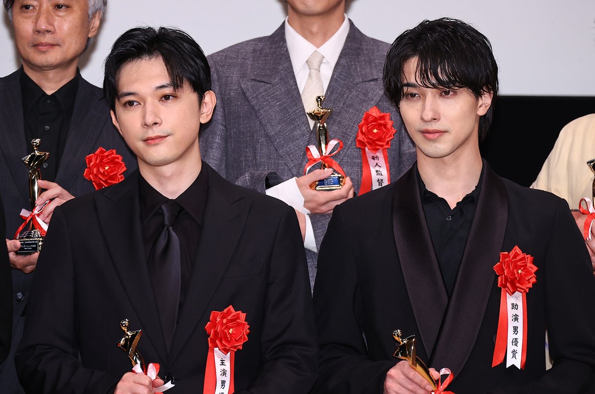 edgelinetokyo's tweet photo. 吉沢亮＆横浜流星と気が合う“シンクロ”会釈？「第35回日本映画批評家大賞」念入り確認 https://t.co/hoSTnpwBNG

写真15枚
#日本映画批評家大賞 https://t.co/kGvlWarmPJ