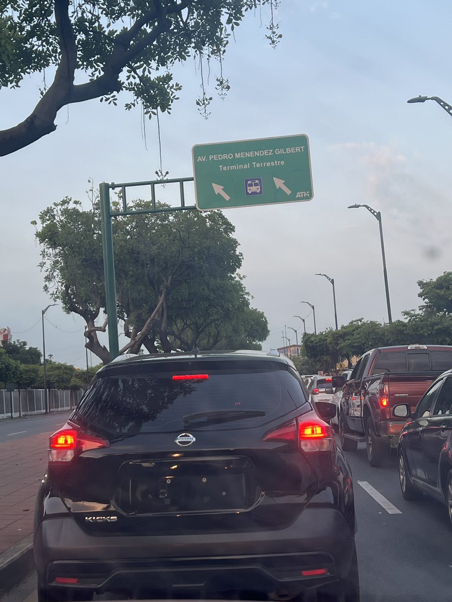 flormariaz's tweet photo. @ATM_Transito También hay carros sin placas en la misma avenida, mejorar controles por favor https://t.co/a972mfN0QW