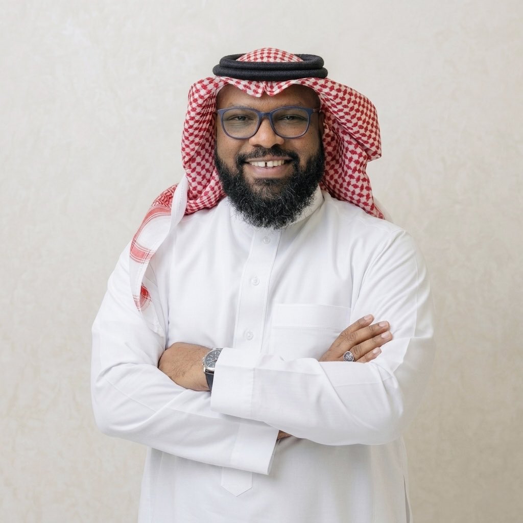 abosalih55551's tweet photo. من واقع خبرة عملية طويلة في صناعة المستهلكات الطبية ذات الاستخدام الواحد (Single-use Medical Consumables)، تبين لي أن مؤشرات الاستثمار في هذا القطاع الحيوي لا يمكن اختزالها بشكل أحادي في "حجم الطلب" فقط. بل إن مؤشر الطلب وحده قد يكون مخادعاً ومضللاً ما لم يرتبط بامتلاك عمق في سلاسل الإمداد ونوعية التقنيات المستخدمة.
فالمعادلة التي تجمع بين (أتمتة التصنيع، تقليل الاعتماد على الأيدي العاملة الكثيفة، تحقيق هوامش ربح جيدة، وتقديم جودة وأسعار تنافسية) هي معادلة دقيقة وصعبة، لكنها ليست مستحيلة على من يفهم تفاصيل خطوط الإنتاج.
على سبيل المثال:
في خطوط إنتاج بعض "الليات والأنابيب الطبية" التي تعتمد على مركب الـ Soft PVC، رصدنا في السوق أن نسبة التذبذب والارتفاع على هذا الخام تحديداً خلال السنوات الست الماضية بلغت ما بين 35% إلى 40%. هذا الارتفاع الحاد يحدث في صناعة تحكمها منافسة شرسة، ولا يتجاوز صافي أرباح منتجها التام 10% إلى 15% في أفضل الظروف التشغيلية!
المفارقة الغريبة.. والتحدي الصيني:
الملفت للانتباه أن أسعار المنتجات المستوردة التامة الصنع وتحديداً القادمة من الصين لا تستجيب بشكل مباشر أو فوري لهذه المتغيرات السعرية في المواد الخام أو حتى لتحديات الشحن البحري، مما يضع مصانعنا المحلية تحت ضغط مستمر لحماية حصتها السوقية.
أين يكمن الاستثمار الذكي إذن؟
التوجه الاستراتيجي الأنضج اليوم هو التركيز على صناعات طبية نوعية تتجاوز هوامش ربحيتها 35% فأكثر، مع ضمان استقرار وموثوقية سلاسل الإمداد المحلية. هذا النوع من الاستثمار هو الوحيد القادر على امتصاص الصدمات والمتغيرات العالمية المفاجئة.
إن مرونة المصانع الوطنية اليوم ترتكز على محورين:
1 التوجه نحو أتمتة العمليات لرفع الكفاءة وخفض الهدر.
2 فتح أسواق عالمية جديدة عبر التصدير، مستفيدين من الموقع الجغرافي الاستراتيجي للمملكة العربية السعودية، ومستندين إلى المبادرات والمحفزات الضخمة التي توفرها منظومتنا الصناعية الداعمة.
ختاماً.. هذه ليست استشارة استثمارية أو توصية تجارية، بقدر ما هي "عُصارة خبرة عملية" في قلب الميدان الصناعي، أحببت أن أشارككم أرقامها وخلفياتها.
#هذه_تجربتي_الصناعية #الصناعة_الوطنية #المحتوى_المحلي