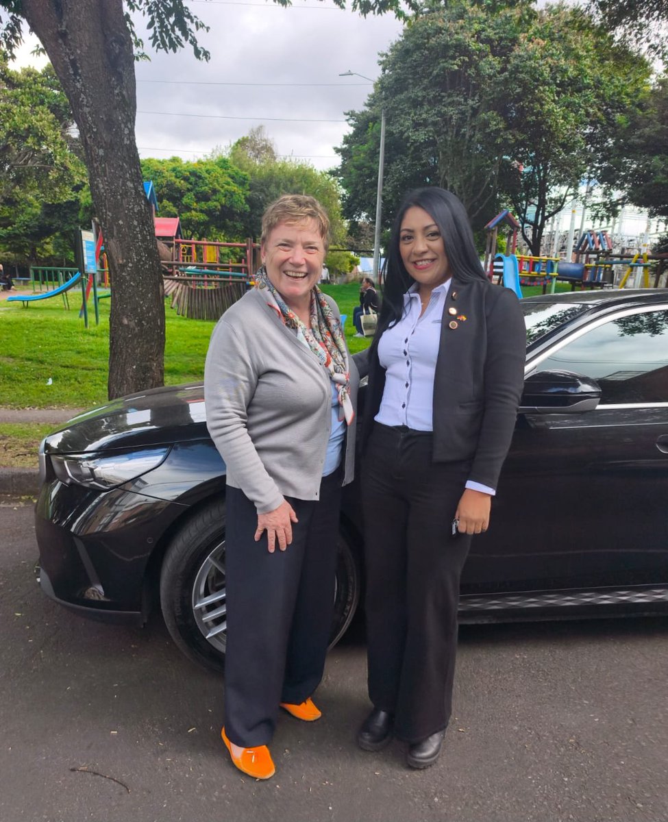 AlEmbajadora's tweet photo. ¡Mujeres al volante! Me emociona darle la bienvenida a Maribel como la primera mujer integrante del equipo de conductores de la Embajada 🇩🇪. Su conocimiento y tenacidad le han permitido manejar hasta camiones y buses de pasajeros y desde ahora nos llevará por las carreteras de 🇨🇴 https://t.co/oYJZ5s3tsm