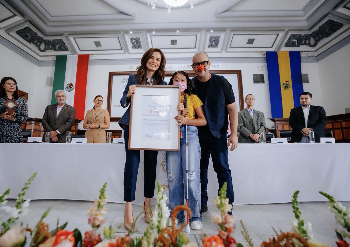 FabiolaCuan's tweet photo. El espíritu de Fray Antonio Alcalde vive en quienes SIRVEN a los demás. 

 Hoy se entregó este reconocimiento al mérito humanitario. Gracias, Presidenta @VeroDelgadilloG, por impulsar este homenaje a la generosidad tapatía. 🕊️#GDLTeCuida💕

Mi admiración Tod@s los galardonados https://t.co/teJLYA2PQN
