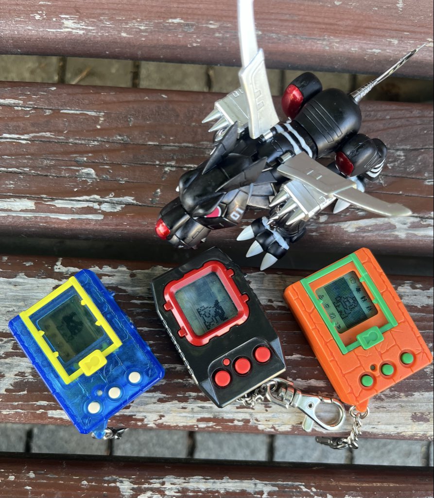 DIGIUNION's tweet photo. 8.1の交流会に向けて、旧デジタルモンスターとデジモンペンデュラムの育成をしております。写真のギアの配置かなり迷いましたが、やっぱりザクソン色のペンデュラム5が真ん中かな〜と思いこんな感じで並べてみました！
さて...今は慣らし育成中ですが、果たして完全体になれるか...!?
(ザック) https://t.co/5iOXGocrUl